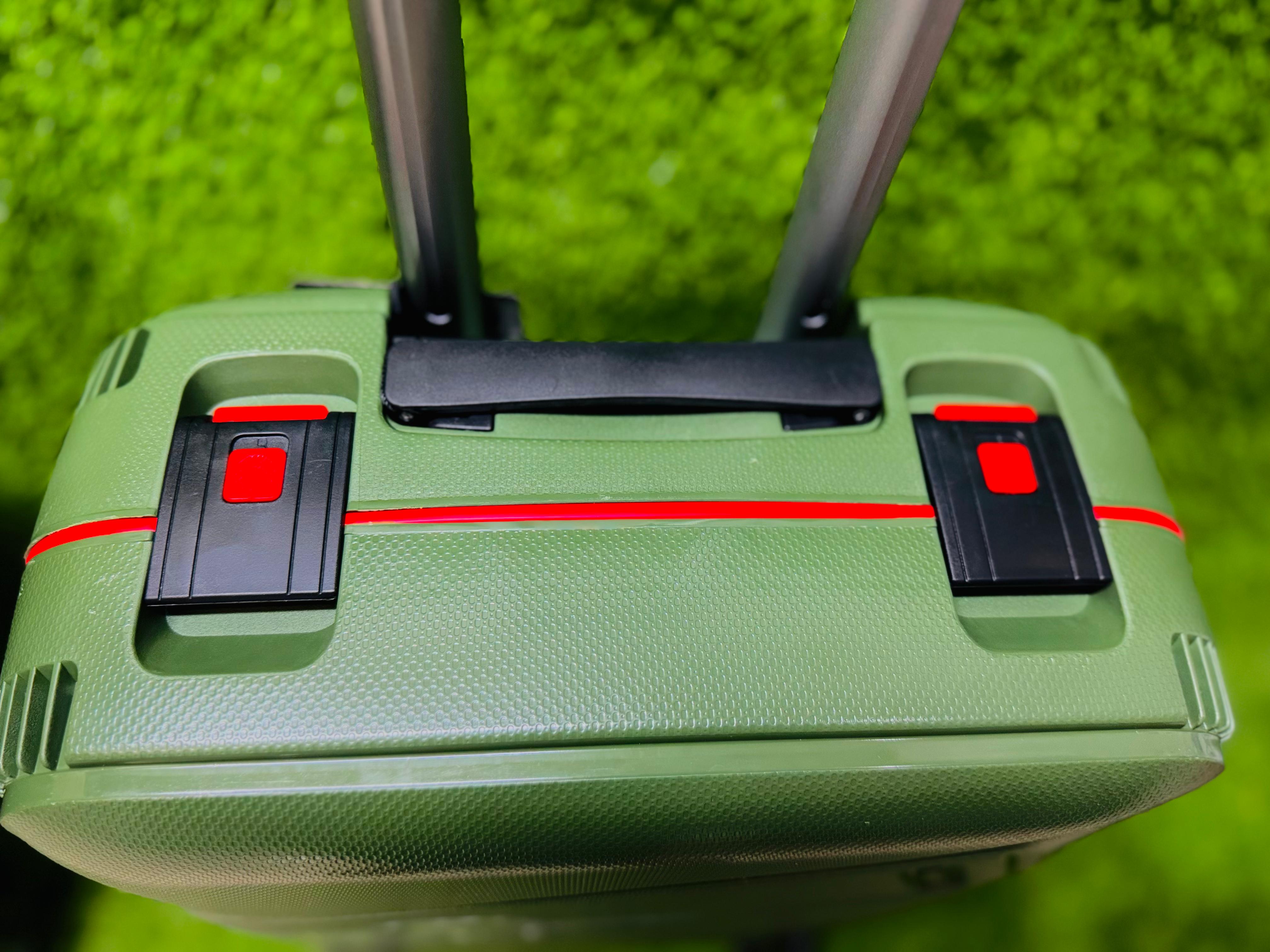 Original Tommy Hilfiger luggage 3 pics set