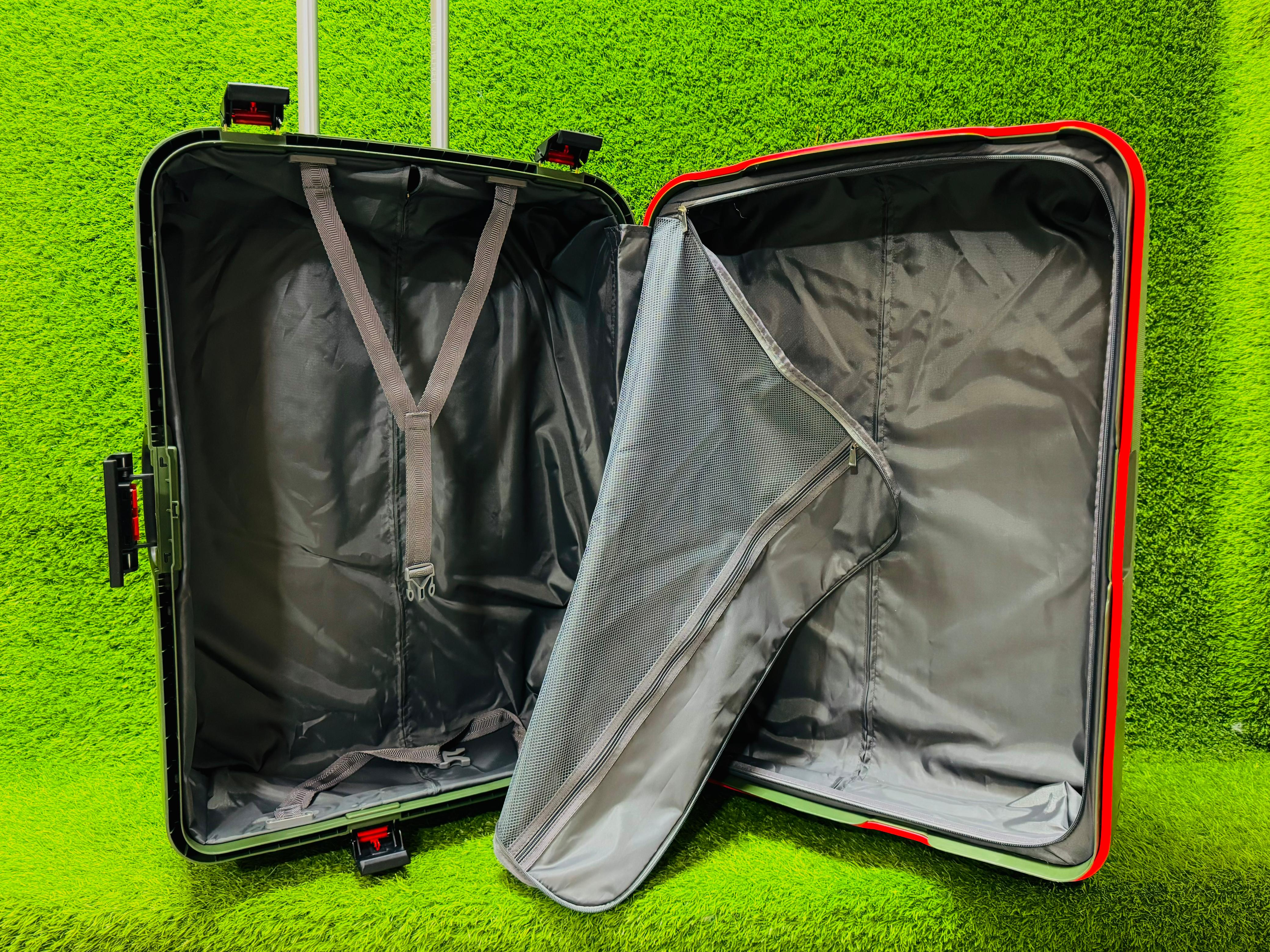 Original Tommy Hilfiger luggage 3 pics set